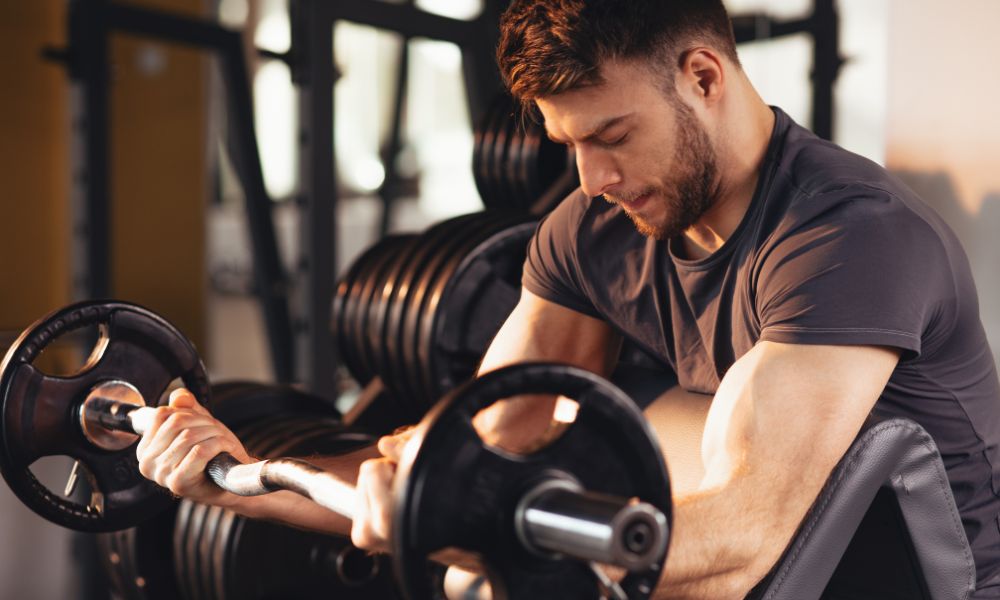 homme qui fait de la musculation lorange bleue