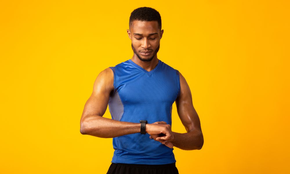 homme qui regarde sa montre lorange bleue