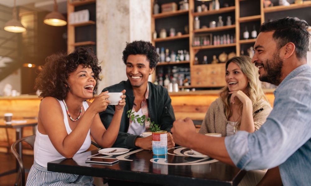 amis dans un cafe