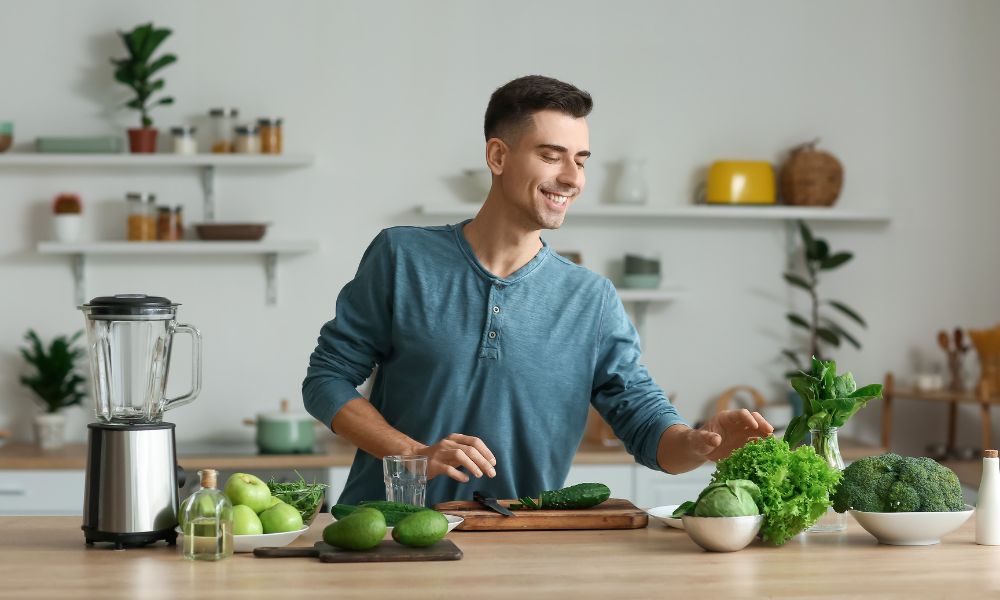 homme qui cuisine